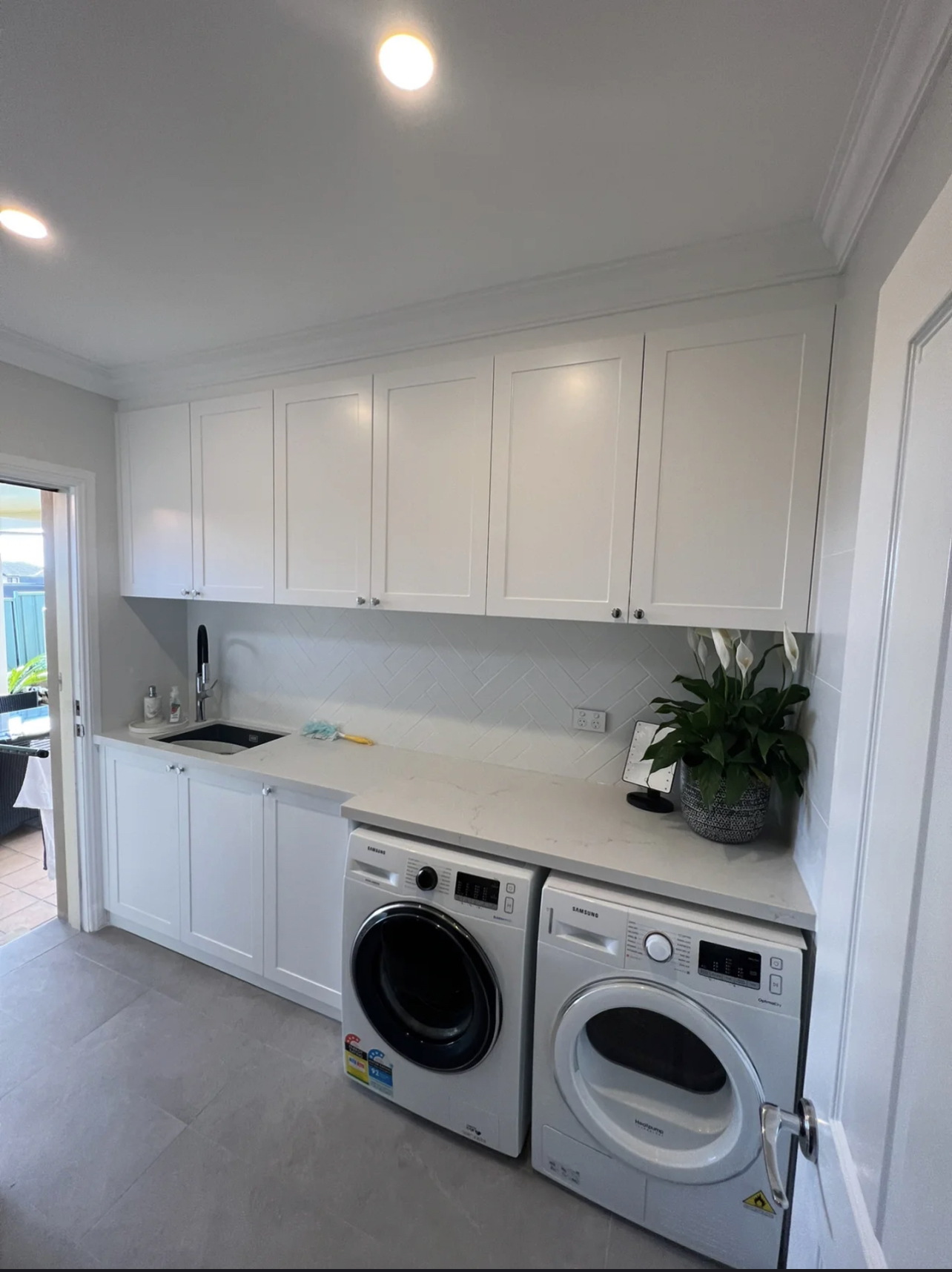 White Polyurethane Laundry With Stone Top